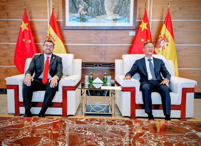 El presidente del Principado, Adrián Barbón, y el embajador de China en España.