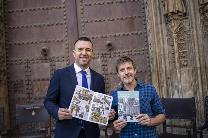 El presidente de la Diputación de València, Vicent Mompó, junto al dibujante valenciano Paco Roca, autor del cómico sobre la historia del Tribunal de las Aguas