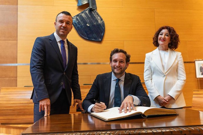 El presidente de la Diputació de València, Vicent Mompó, recibe al presidente de la Diputación de Huesca, Isaac Claver.