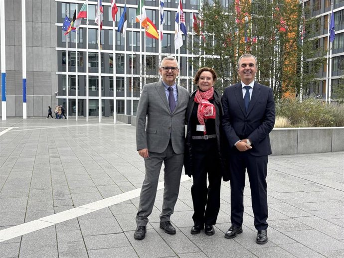 El conseller de Educación y Universidades, Antoni Vera, y el director académico de las Enseñanzas Artísticas Superiores de las Illes Balears, Antoni Planas, en su visita a Luxemburgo.