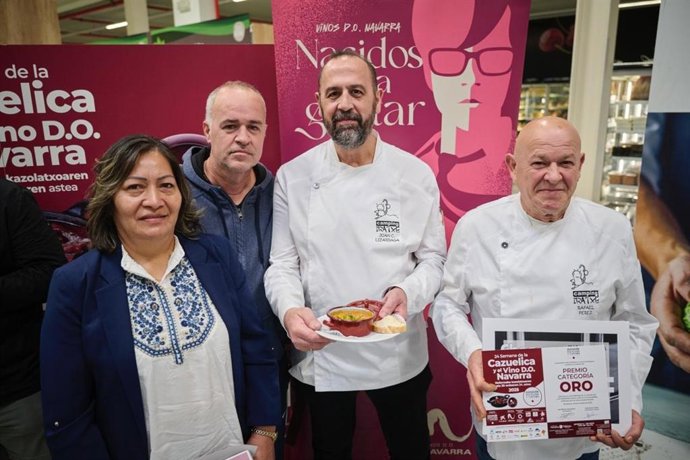 Representantes del camping Iratxe de Ayegui, ganadores de la 24º Semana de la Cazuelica y el Vino D.O. Navarra.