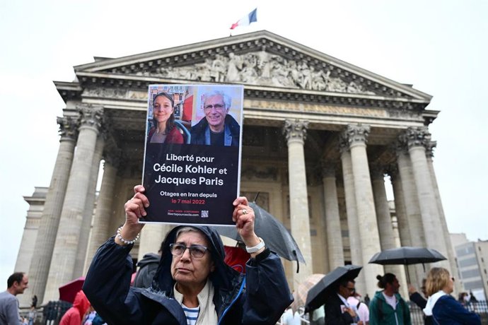 Archivo - Imagen de archivo de una protesta a favor de los ciudadanos franceses Cecile Kohler y Jacques Paris, detenidos en 2022 en Irán. 