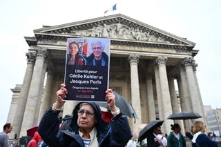 Archivo - Imagen de archivo de una protesta a favor de los ciudadanos franceses Cecile Kohler y Jacques Paris, detenidos en 2022 en Irán.