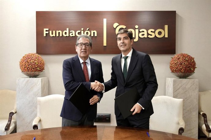 El presidente de la Fundación Cajasol (i), Antonio Pulido, y el presidente del Real Betis Balompié (d), Ángel Haro, firman la renovación del convenio entre ambas entidades.