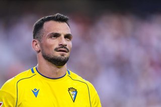 Iuri Tabatadze of Cadiz CF looks on during the Spanish league, LaLiga Hypermotion, football match played between Malaga CF and Cadiz CF at La Rosaleda stadium on September 21, 2025, in Malaga, Spain.
