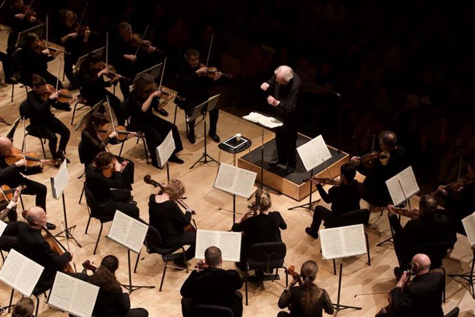 Archivo - Músicos de la Orchestre des Champs-Élysées, dirigida por su fundador, el maestro Philippe Herreweghe.