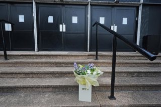09 October 2025, United Kingdom, Manchester: Flowers are laid at the Heaton Park Hebrew Synagogue in Crumpsall, Manchester, a week on from the terror attack by Jihad Al-Shamie. Father-of-three Melvin Cravitz, 66, was killed, along with Adrian Daulby, 53, 