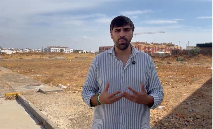 El concejal de Urbanismo en Mairena del Alcor, Santiago Mauri, junto a la parcela en cuestión.