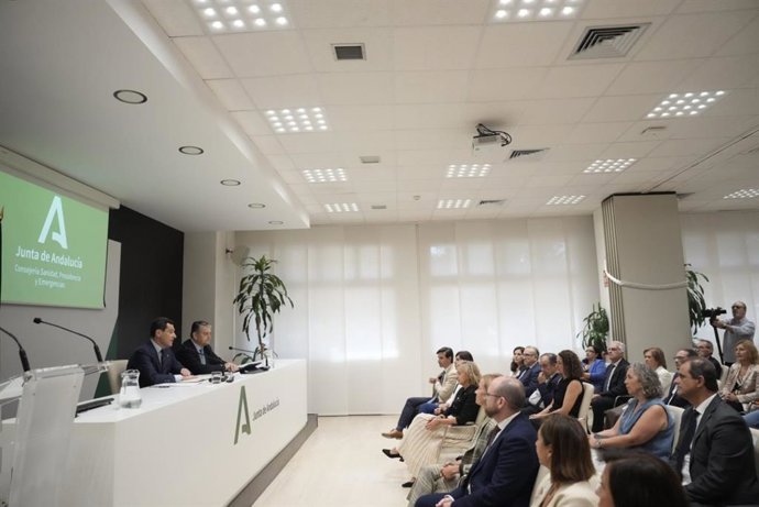 El presidente de la Junta, Juanma Moreno, y el consejero de Sanidad, Presidencia y Emergencias, Antonio Sanz, este jueves, en una reunión con los gerentes de los hospitales andaluces, en Sevilla