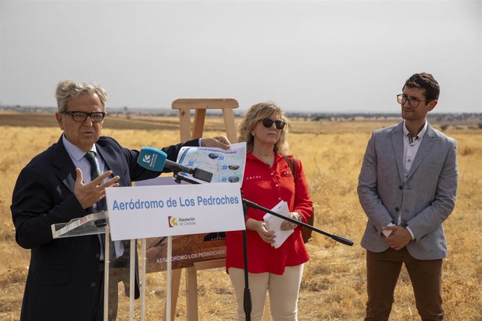El presidente de la Diputación, Salvador Fuentes, informa sobre el proyecto para el antiguo aeródromo militar de Hinojosa del Duque.