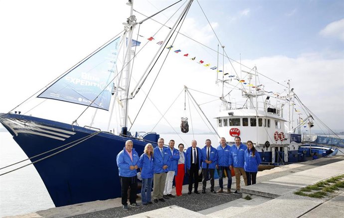 El consejero de Industria, Empleo, Innovación y Comercio, Eduardo Arasti, y la directora del barco museo ecoactivo MATER, Izaskun Suberbiola, presentan la programación de la ‘Blue Expedition’ para sensibilizar sobre la contaminación marina