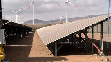 Endesa inaugura en Gran Canaria su primera planta solar hibridada con baterías d