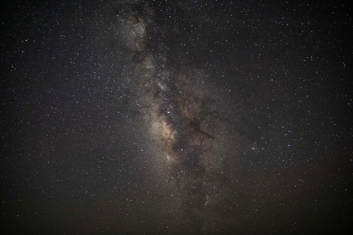 Archivo - 13 August 2023, Egypt, Faiyum: The Milky Way galaxy appears in the sky above the natural reserve area of Wadi Al-Hitan (Valley of the Whales) at the desert of Al Fayoum Governorate. Photo: Gehad Hamdy/dpa