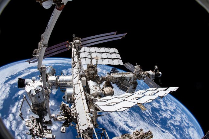 Archivo - FILED - 02 December 2021, ---: A picture from NASA astronaut Thomas Marshburn's camera shows the International Space Station (ISS) and the Earth below. Photo: -/NASA/dpa - ATTENTION: editorial use only and only if the credit mentioned above is r