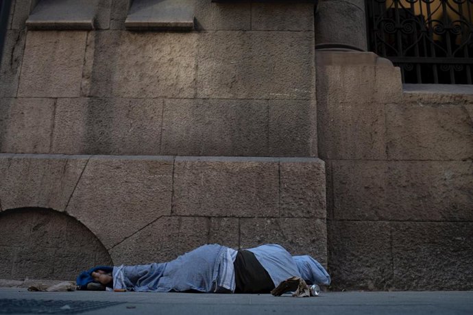 Archivo - Una persona duerme en la calle