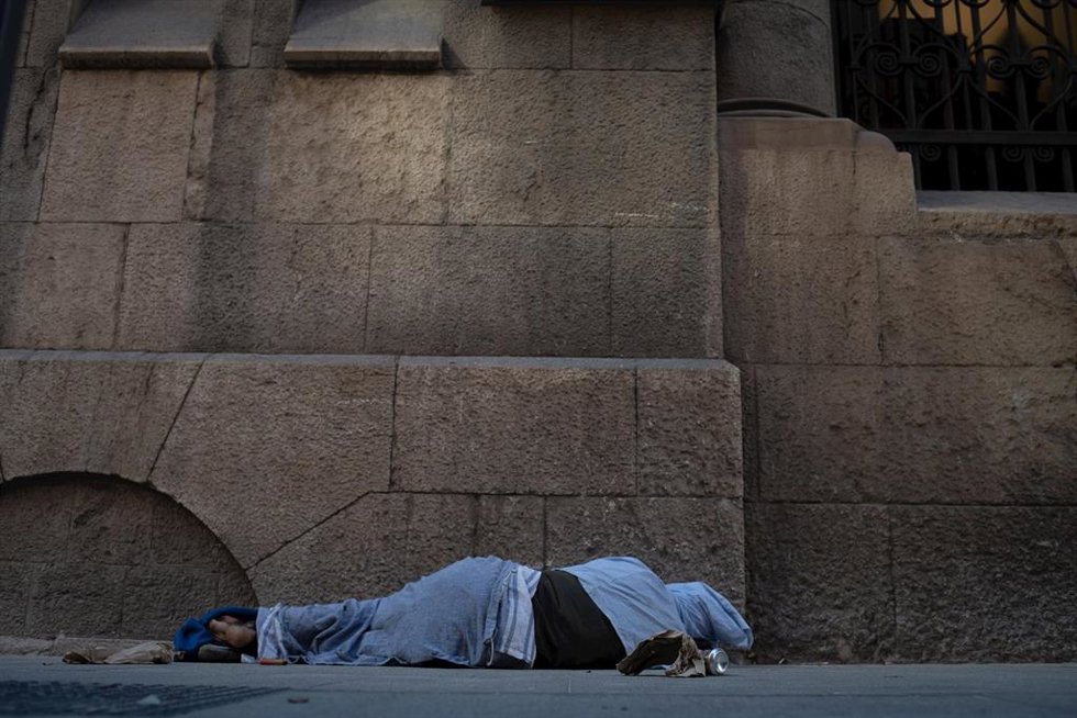 Archivo - Una persona duerme en la calle