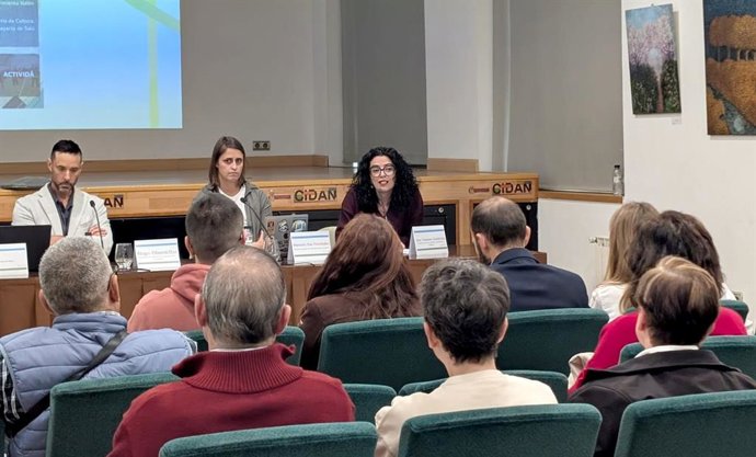 El doctor en Ciencias del Deporte, Hugo Olmedillas; la directora general de Actividad Física y Deporte, Manuela Fernández Ena, y la consejera de Cultura, Vanessa Gutiérrez.