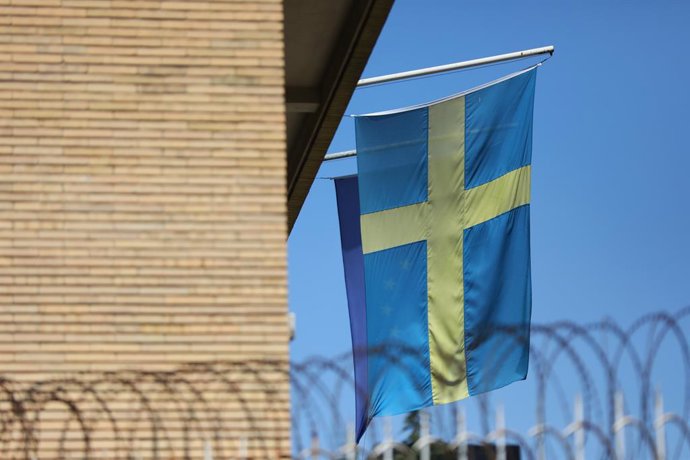 Archivo - June 30, 2023, Tehran, Tehran, Iran: The flags of Sweden and the European Union are raised in the building of the Swedish Embassy, during a protest of the burning of a Quran in Sweden, in front of the Swedish Embassy in Tehran, Iran, Friday, Jun