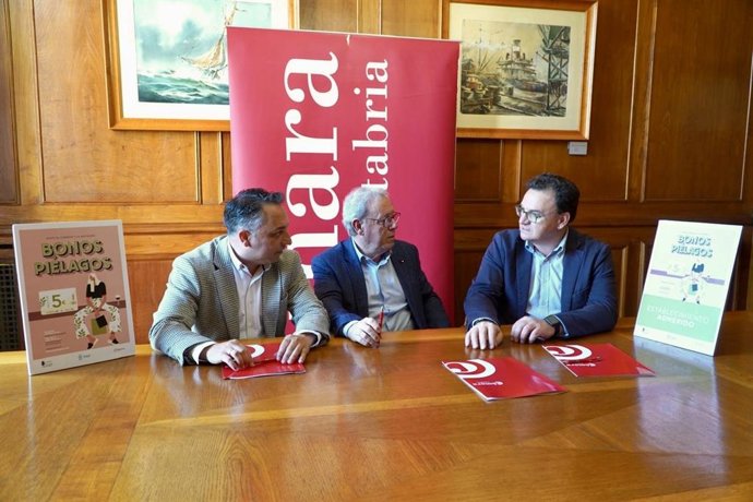 El director general de Comercio y Consumo del Gobierno de Cantabria, Rosendo Ruiz, el alcalde de Piélagos, Carlos Caramés, y el vicepresidente de la Cámara de Comercio de Cantabria, Miguel Ángel Cuerno