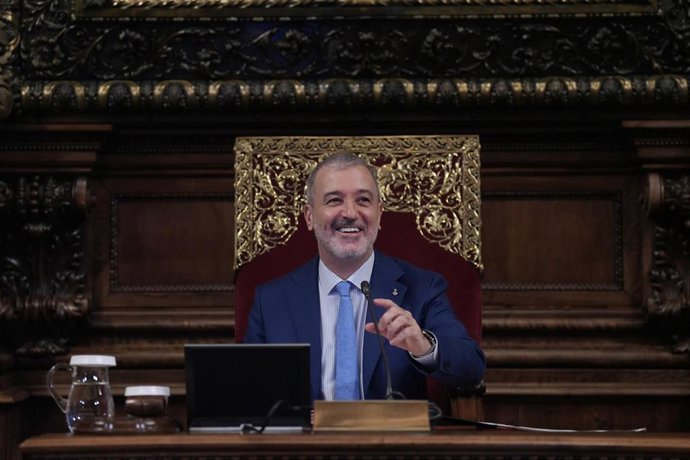 Archivo - El alcalde de Barcelona, Jaume Collboni, durante un pleno en el Ayuntamiento de Barcelona