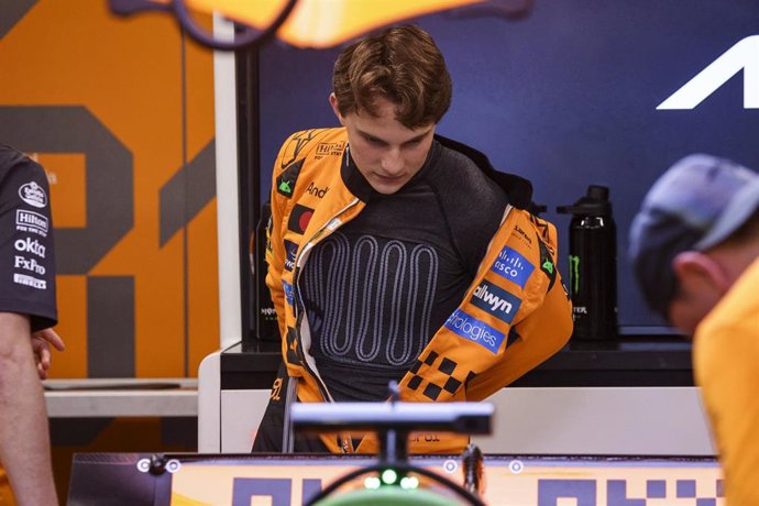 El piloto australiano Oscar Piastri (McLaren), con el chaleco refrigerante en el GP de Singapur 2025 de F1. 