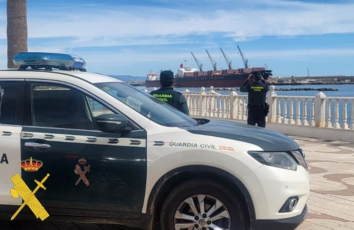Archivo - Agentes de la Guardia Civil en el Paseo Marítimo de Garrucha (Almería).
