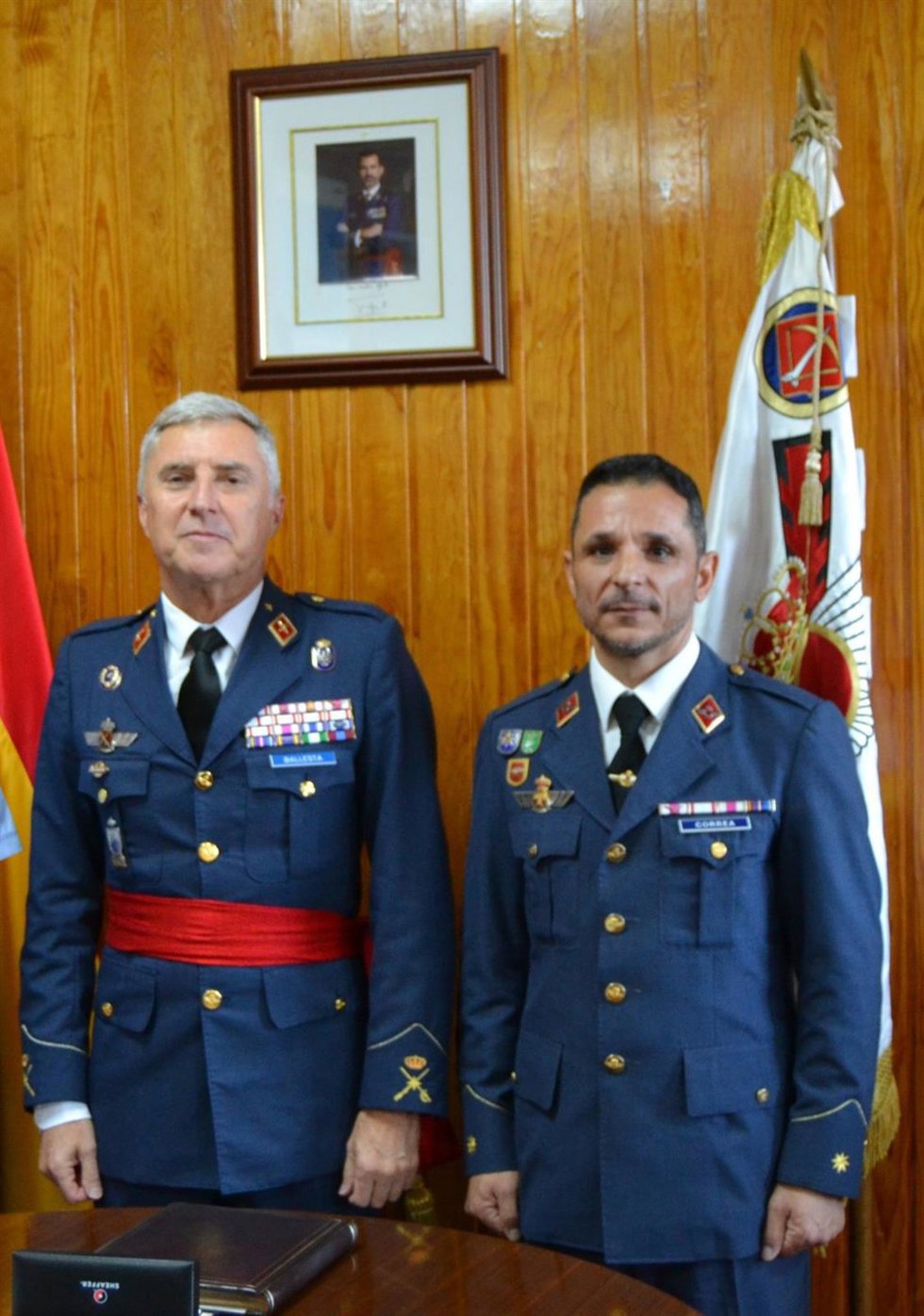 General de Brigada Juan Antonio Ballesta y el comandante Francisco Manuel García Correa tras tomar posesión del mando del Escuadrón de Vigilancia Aérea N21, en Gran Canaria