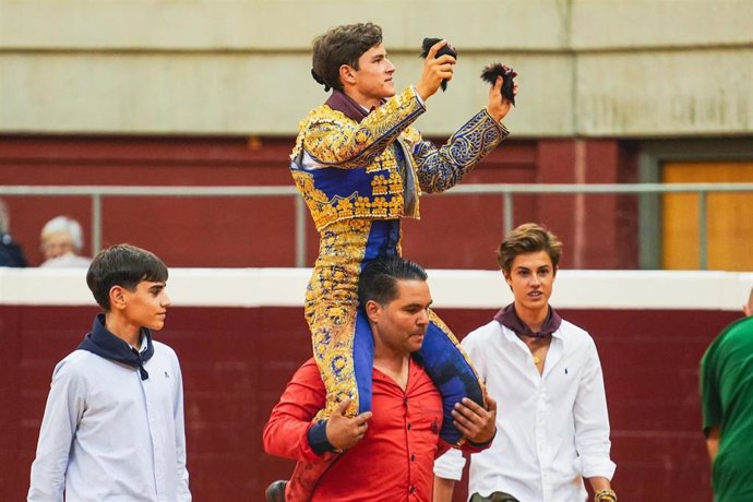 Aarón Palacio abre la puerta grande de 'La Ribera' en la primera de feria de San Mateo en Logroño