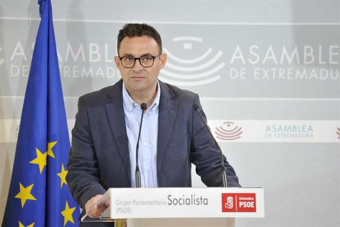 El portavoz de Hacienda del Grupo Socialista, Jorge Amado, valora el proyecto de ley de presupuestos para 2026.