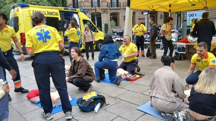 Efectivos del Sistema d'Emergències Mèdiques (SEM) enseña a la ciudadanía a realizar las maniobras de reanimación cardiopulmonar