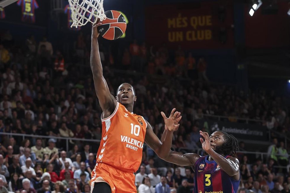 Omari Moore anota una canasta en el FC Barcelona - Valencia Basket de la Euroliga 25-26
