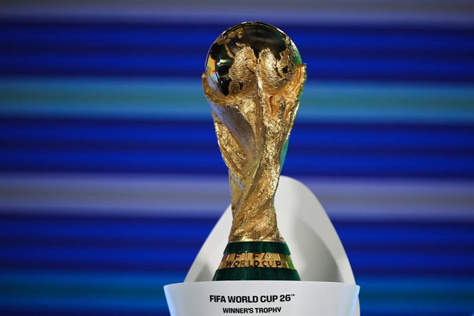 Archivo - FILED - 13 December 2024, Switzerland, Zuerich: The FIFA World Cup 2026 trophy is on display ahead of the draw ceremony for the 2026 World Cup Europe qualifiers. South American football confederation CONMEBOL wants the centenary World Cup in 203