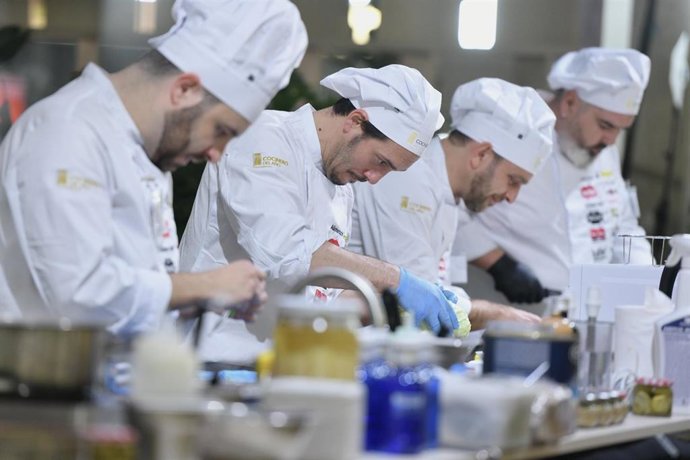 Archivo - Chefs Michelin y expertos de sala competirán en la semifinal del concurso Cocinero y Camarero del Año en Alicante