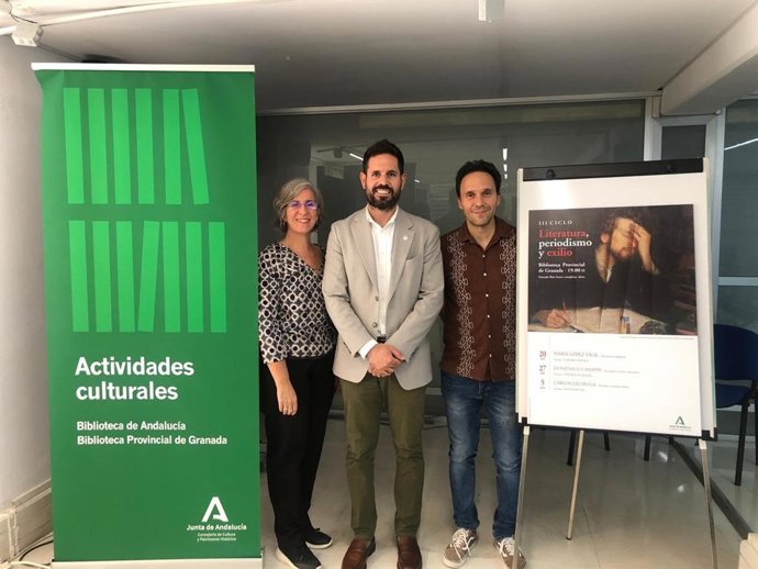 Presentación de la tercera edición del ciclo 'Literatura, periodismo y exilio', con el delegado de Cultura de la Junta en Granada, David Rodríguez, en el centro
