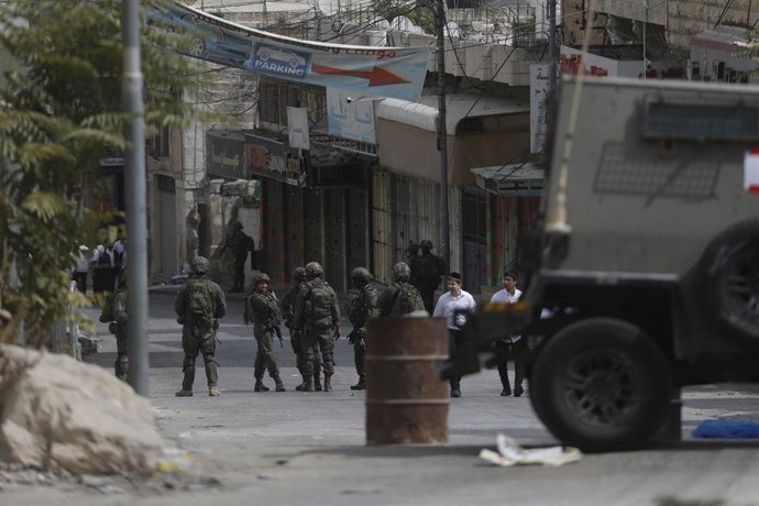 9 de outubro de 2025, Hebron, Cisjordânia, Território Palestino: Um grupo de colonos judeus sob a proteção de soldados israelenses faz uma incursão durante o feriado judaico de Sukkot (Tabernáculos) em Hebron, Cisjordânia, em 9 de outubro de 2025