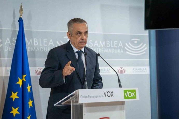 El presidente del Grupo Parlamentario Vox en la Asamblea de Extremadura, Ángel Pelayo Gordillo, valora el proyecto de ley de presupuestos.
