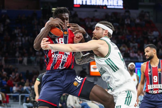 El jugador senegalés Khalifa Diop, durante el partido contra Panathinaikos.