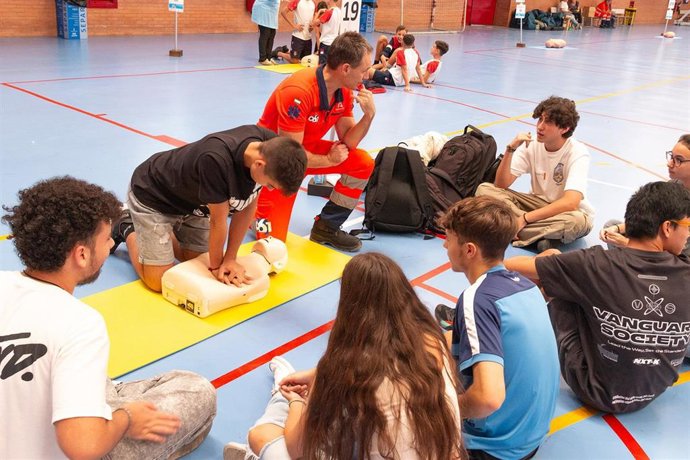 Imagen de jóvenes participando en las jornadas de entrenamiento en reanimación cardiopulmonar (RCP).