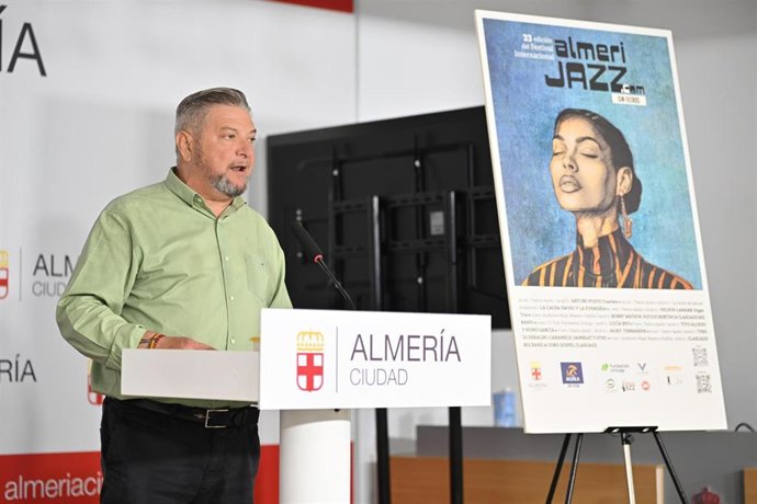 El concejal de Cultura del Ayuntamiento de Almería, Diego Cruz, durante la presentación del cartel del XXXIII Festival Internacional Almerijazz.