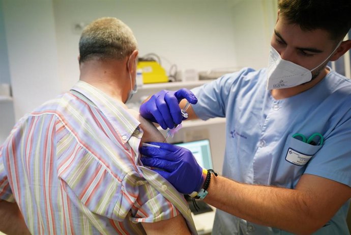 Archivo - Una persona se vacuna de la gripe en el centro de Salud de Habana-Cuba de Bilbao