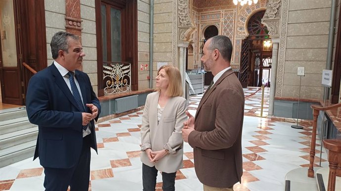 La directora general de Calidad y Evaluación Ambiental del Ministerio para la Transición Ecológica y el Reto Demográfico, Marta Gómez Palenque, y el consejero de Medio Ambiente, Universidades, Investigación y Mar Menor, Juan María Vázquez