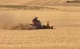 Fragmento de un vídeo en el que se observa cómo un quad atropella a una vaquilla en un encierro de Bolaños de Campo (Valladolid).