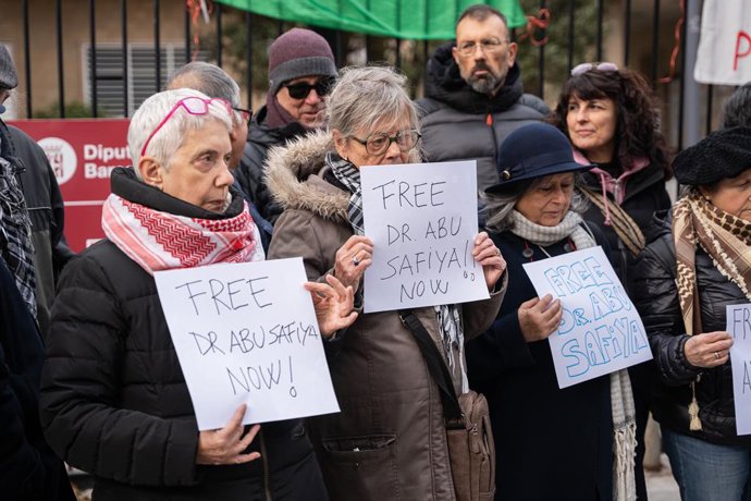 Archivo - 03 de janeiro de 2025, Espanha, Barcelona: Profissionais de saúde seguram cartazes durante um protesto em frente ao Departamento de Saúde de Barcelona, exigindo a libertação do médico palestino Hussam Abu Safiyah, diretor do hospital Kamal Adwan
