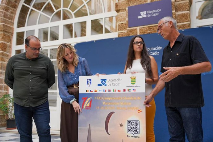 La responsable de Cultura de la Diputación de Cádiz, Vanesa Beltrán, junto al alcalde de Bornos, Hugo Palomares, en la presentación del VII Campeonato del Mundo de Slalom de Paramotor
