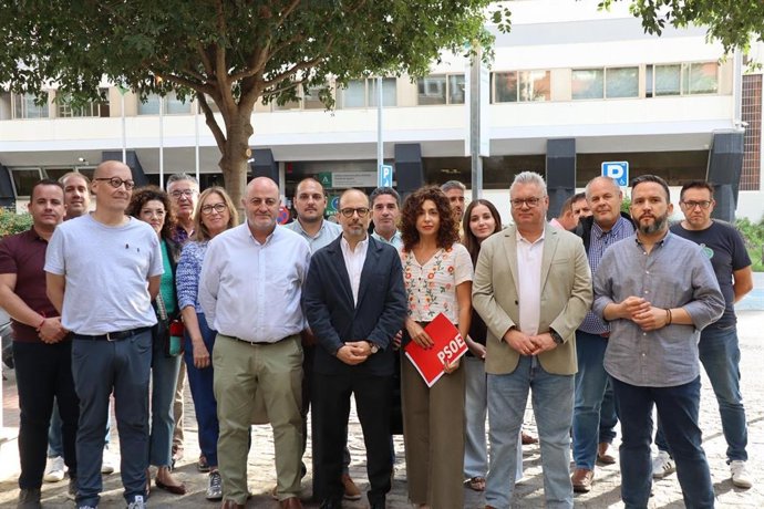 Alcaldes y otros cargos públicos del PSOE reclaman, ante la Delegación de Desarrollo Educativo, un plan de inversiones en infraestructuras educativas en Córdoba.