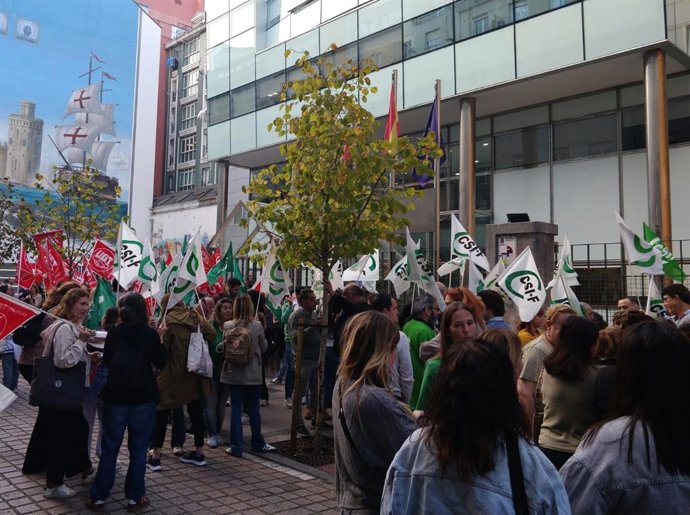 Junta y Comité de la Administración cántabra se manifiestan por "la falta de negociación" en la oferta pública de 2025