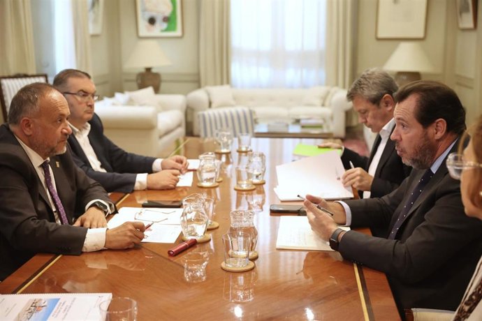 El ministro de Transportes, Óscar Puente, ha analizado con el presidente de la Diputación de León, Gerardo Álvarez Courel, y el vicepresidente Roberto Aller, las posibilidades para la instalación de una terminal de mercancías en el aeropuerto de León