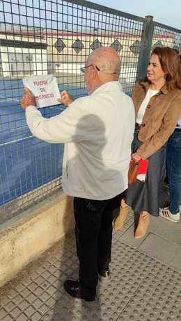 Un vecino junto al antiguo botellódromo junto a la portavoz del PSOE en el Ayuntamiento de Granada, Raquel Ruz