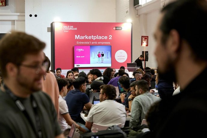 Participantes en el Saló de l'Ocupació.