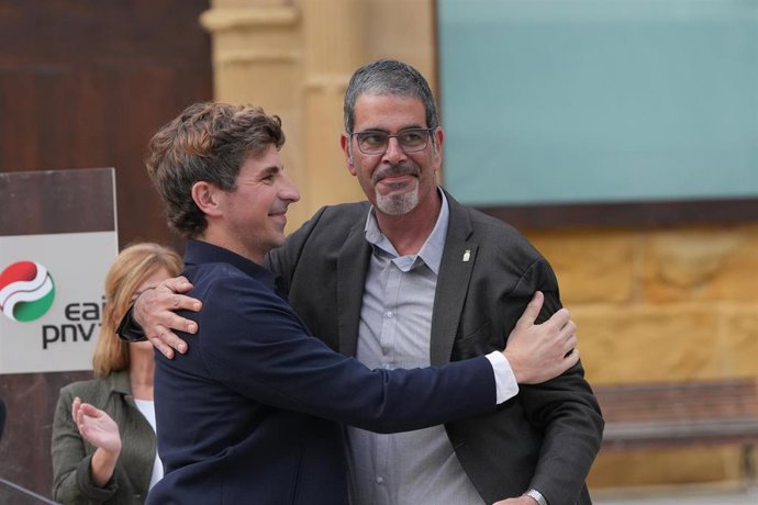 El hasta hoy alcalde de San Sebastián, Eneko Goia, junto al que será su sucesor, Ion Insausti